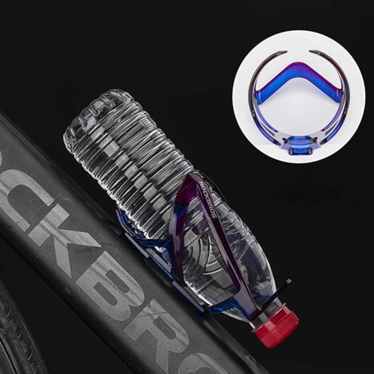 Wasserflasche in einem Fahrradhalter, montiert an einem schwarzen Fahrradrahmen, roter Deckel.