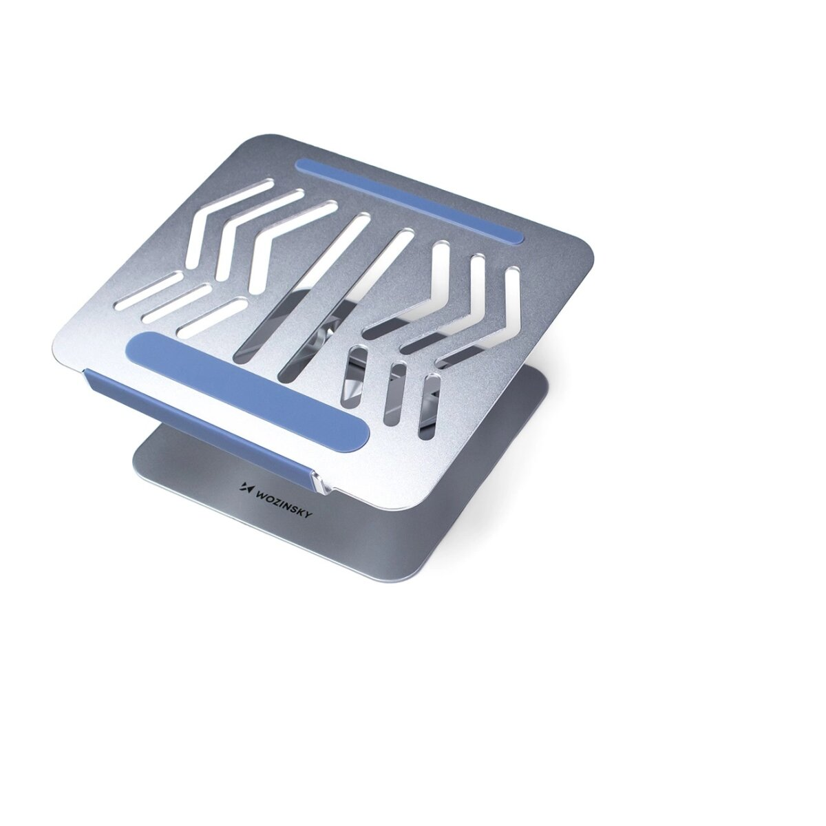 Srebrny stojak na laptopa z niebieskimi akcentami, ustawiony pod kątem do użytku, na białym tle.