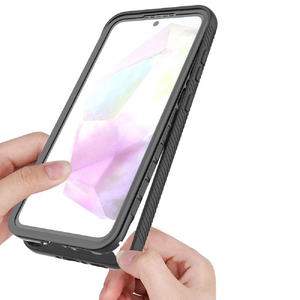Ein Smartphone in einer Schutzhülle, Hände einer Person, die es halten, Nahaufnahme, schwarz und grau.