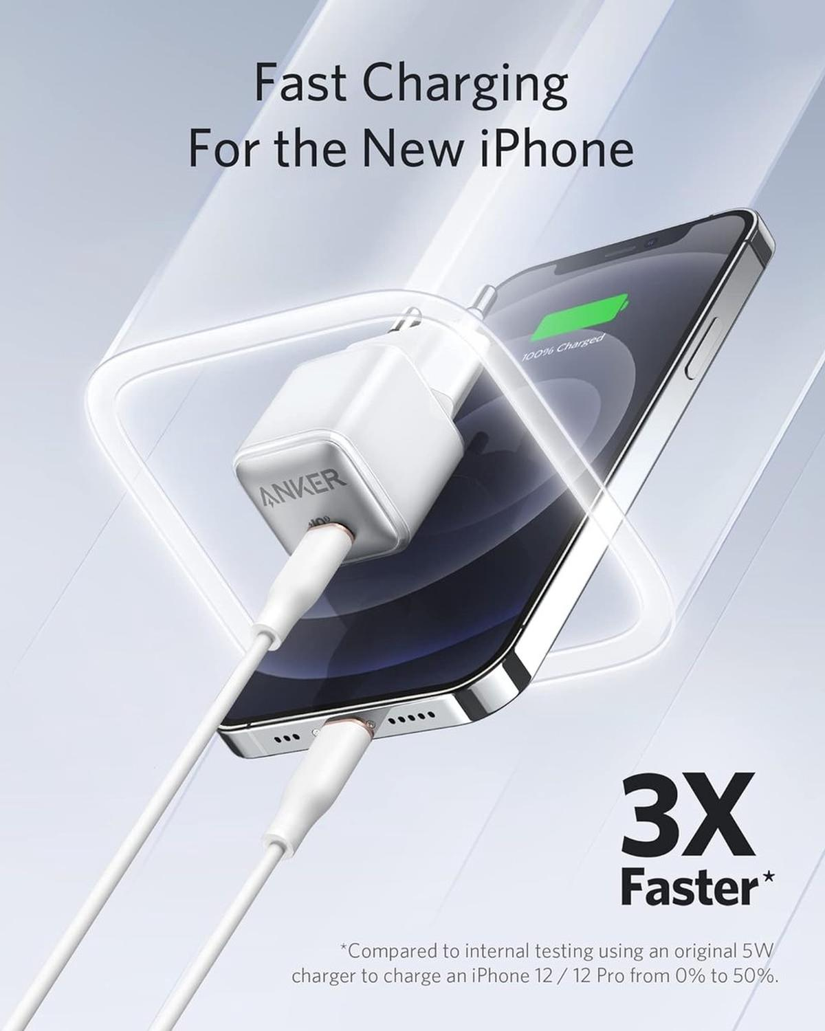 Un caricatore bianco che carica un iPhone. Il telefono mostra il 100% di carica. Lo sfondo ha una sfumatura.