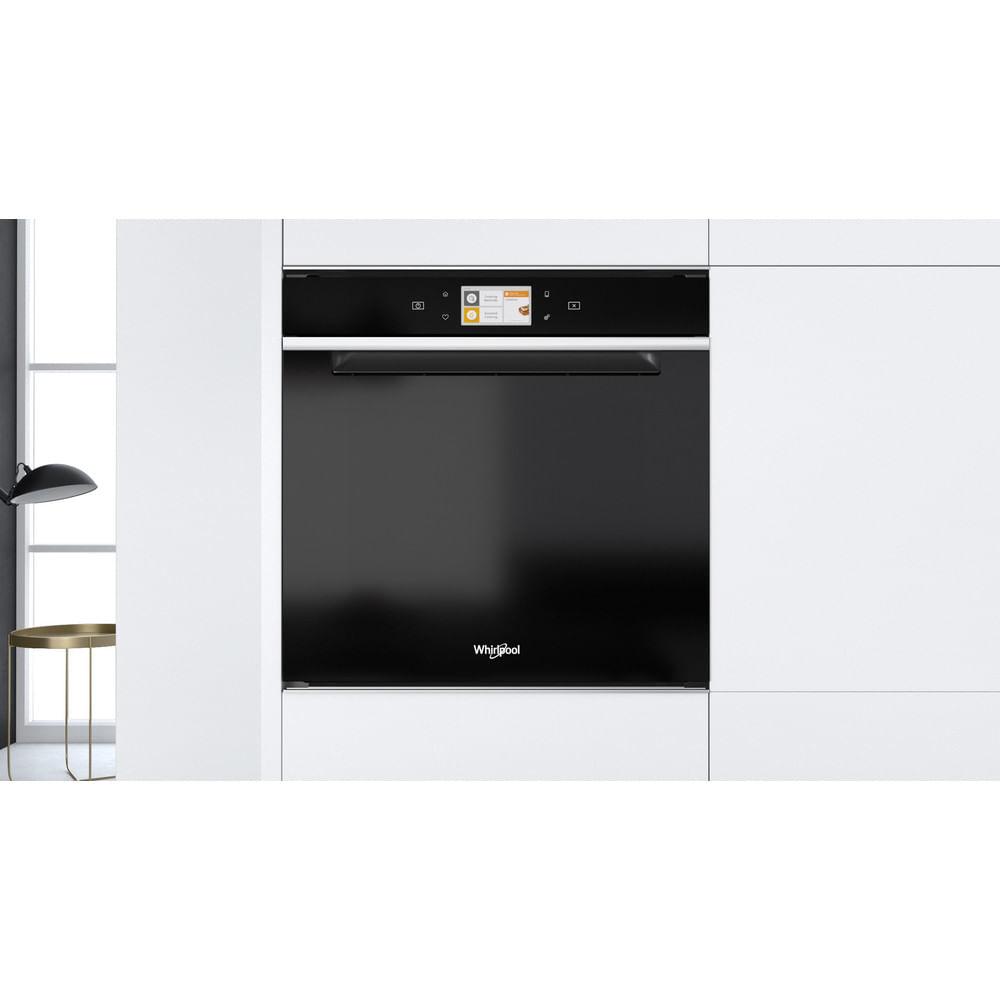 Forno Whirlpool nero da incasso con touchscreen e sfondo bianco.