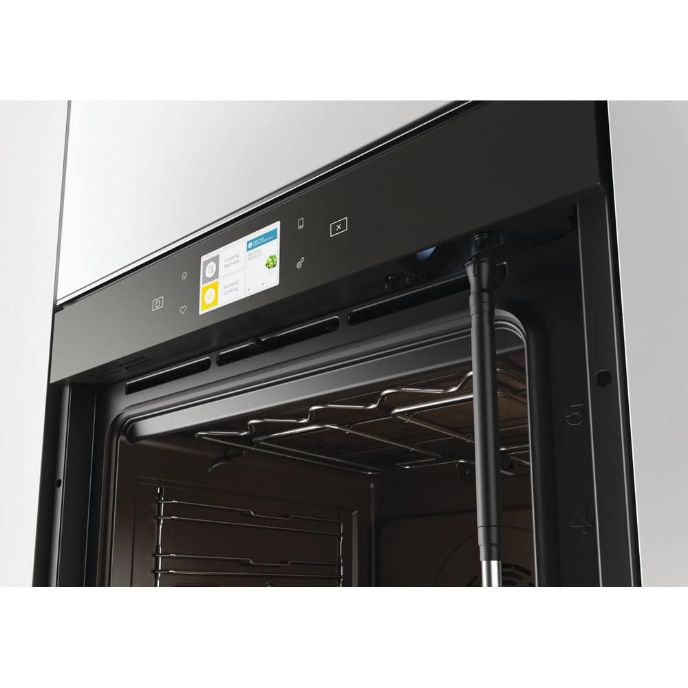 Un forno con la porta aperta, pannello comandi e griglie interne.