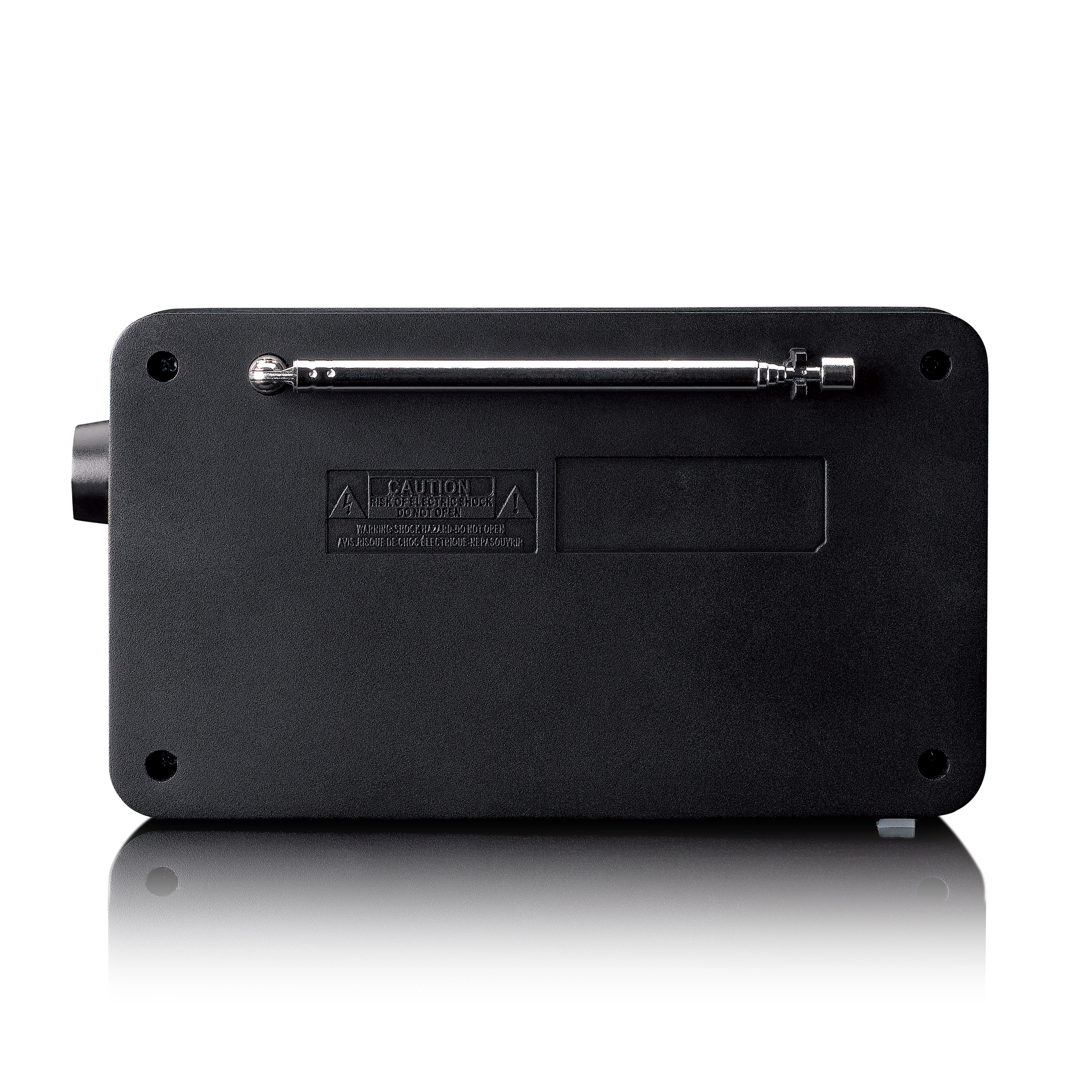 Tył czarnego radia przenośnego ze srebrną anteną. Białe tło.