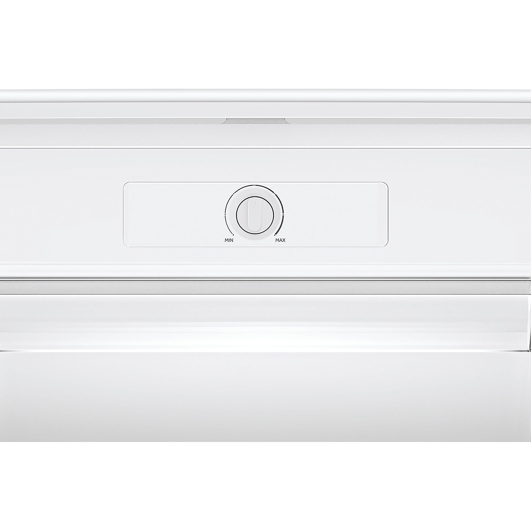 Primo piano dell'interno di un frigorifero bianco con manopola di controllo della temperatura.