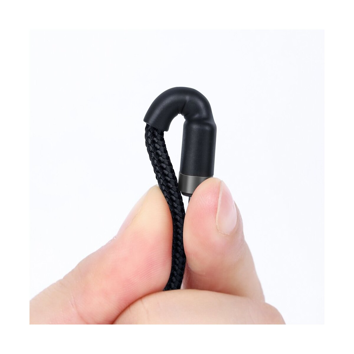 Czarny kabel ładujący trzymany w dłoni. Kabel jest skręcony.