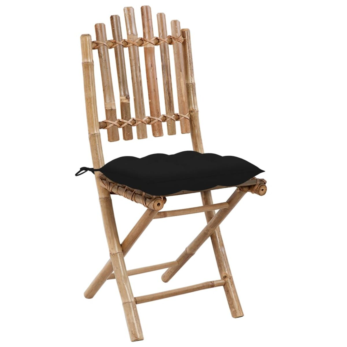 Bambus-Klappstuhl mit schwarzem Kissen. Er ist vor weißem Hintergrund isoliert.