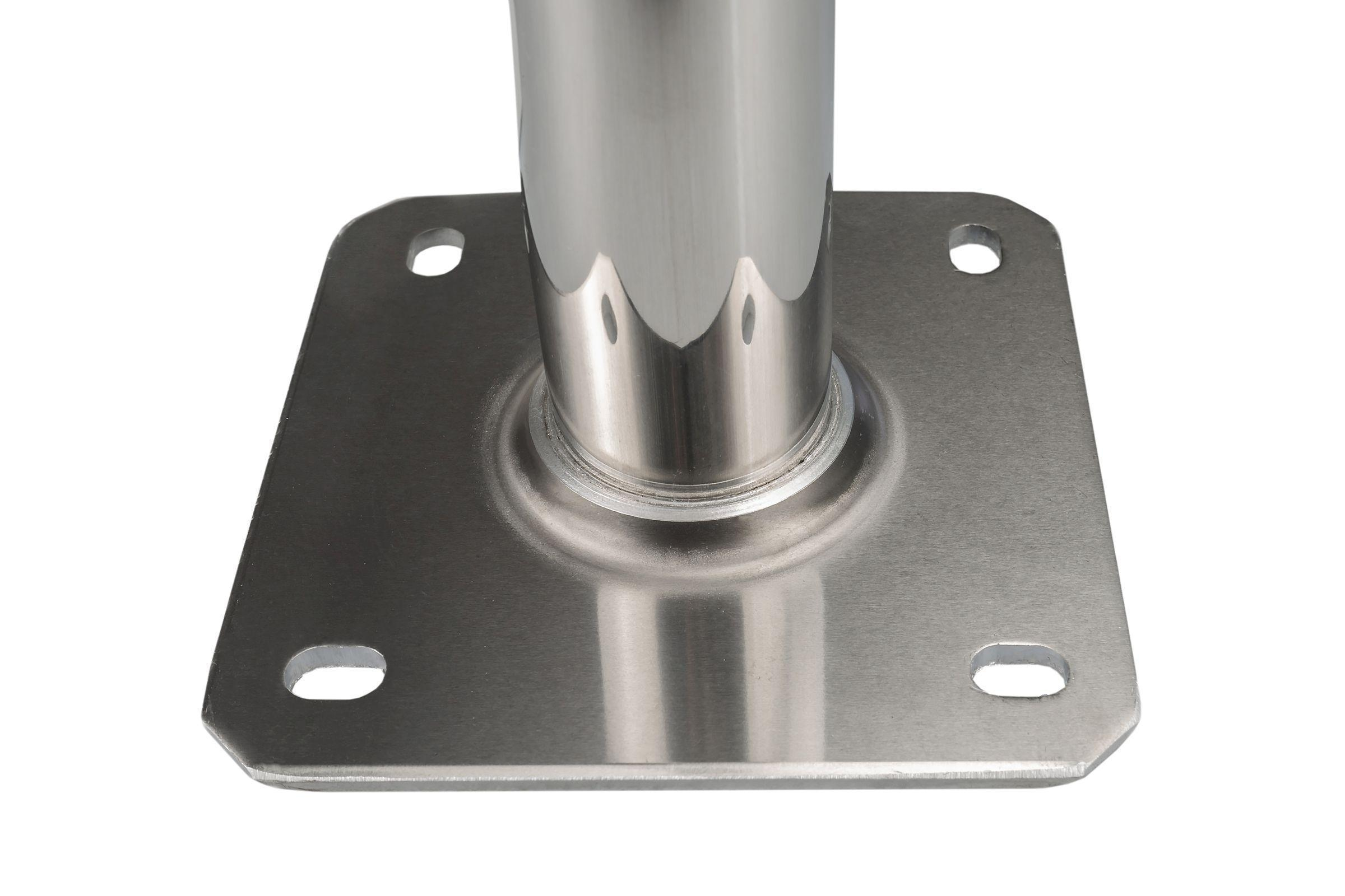 Nahaufnahme eines Edelstahl-Metallfußes mit Befestigungslöchern. Weißer Hintergrund.