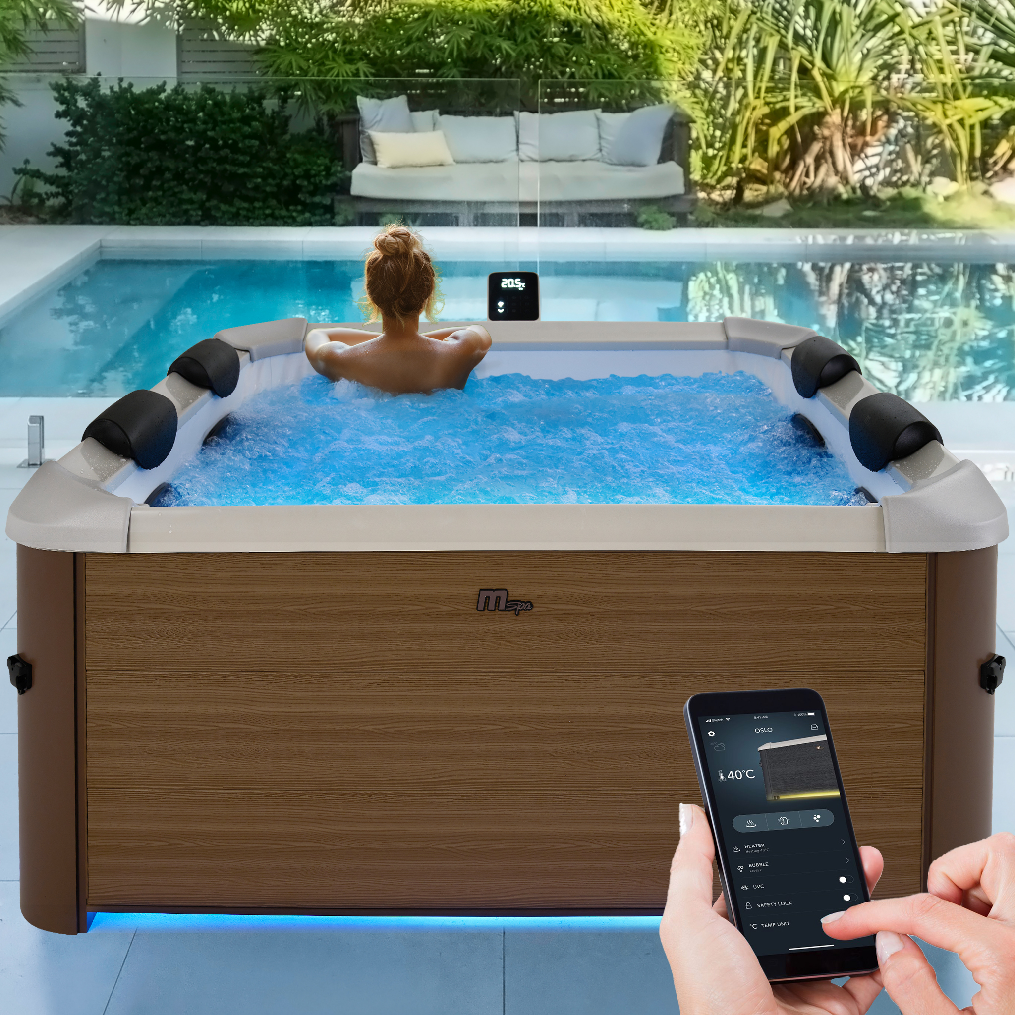 Frau im Whirlpool, mit Blick auf Pool und Garten. Telefon in der Hand zeigt Bedienfeld. Hintergrund verschwommen.