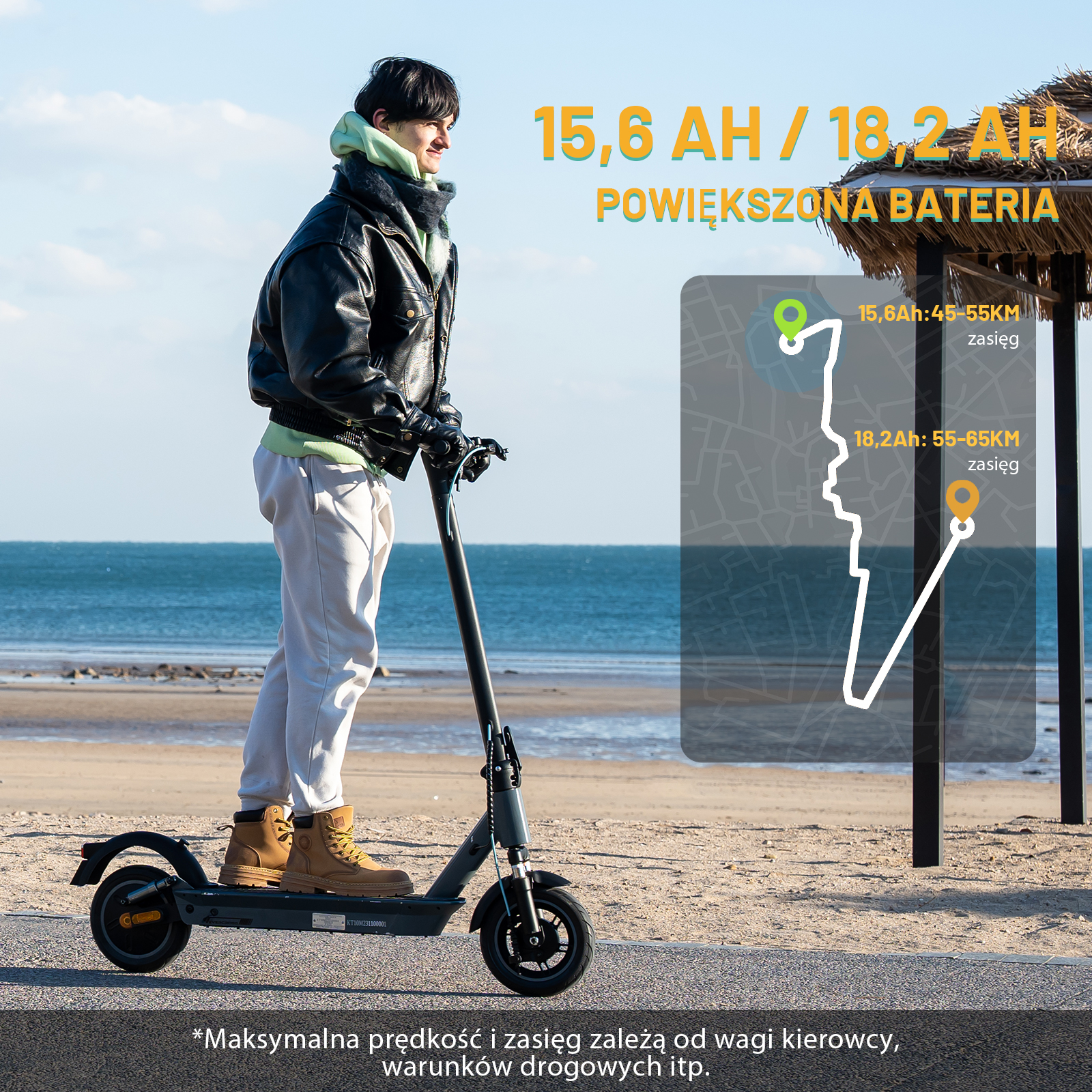 Mężczyzna jadący na skuterze elektrycznym na plaży. Pokazuje zasięg baterii z grafiką mapy.