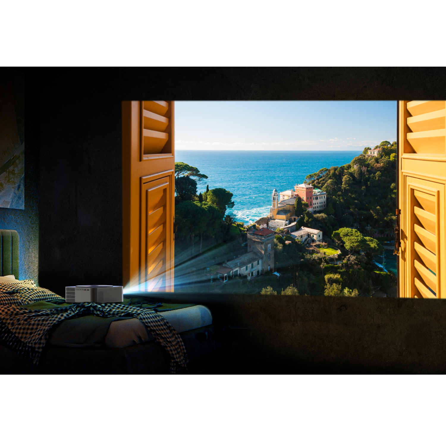 Projecteur projetant une vue sur une baie à travers une fenêtre, avec des volets et un lit.