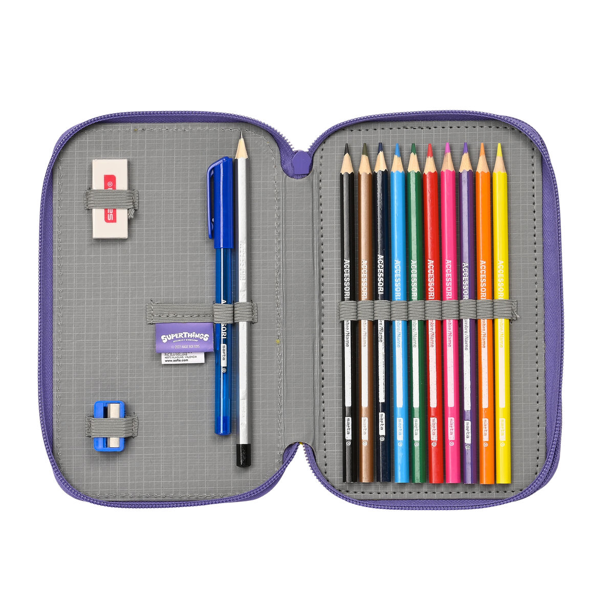 Estuche morado abierto con lápices, bolígrafos y goma de borrar. Varios colores y logo.