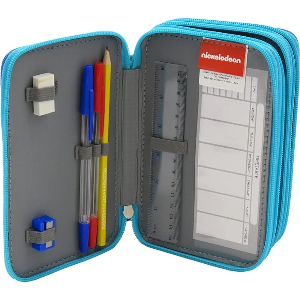 Estuche azul, abierto, con lápices, bolígrafos, regla y borrador dentro.