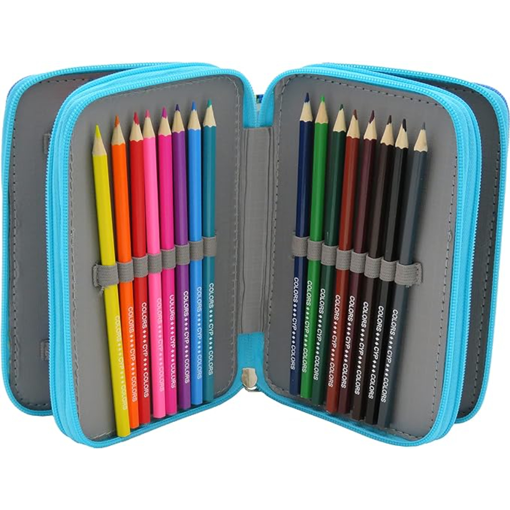 Estuche azul abierto con lápices de colores dentro, ordenados. Fondo blanco.