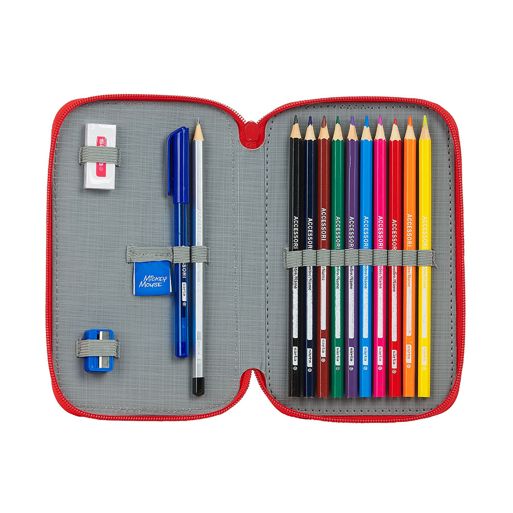 Un estuche rojo abierto con lápices, bolígrafos, gomas de borrar y un sacapuntas.