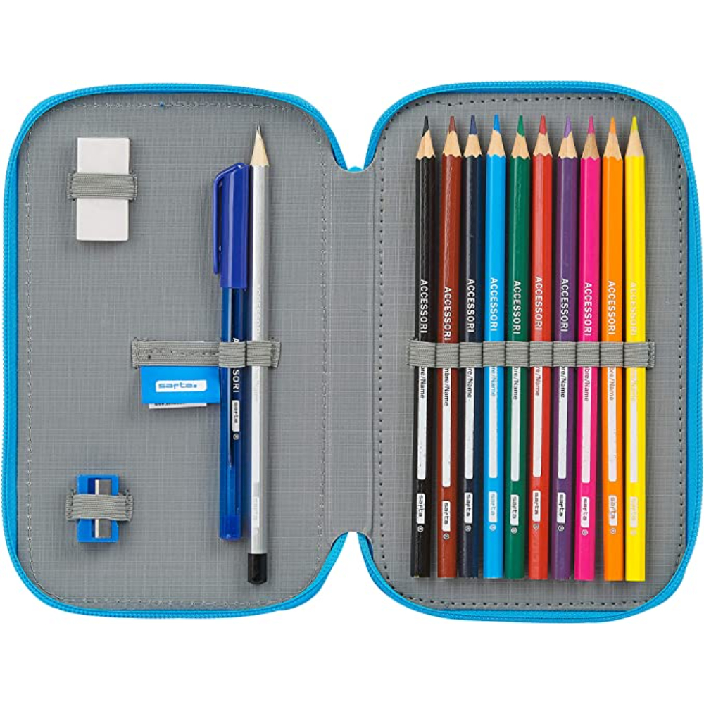 Estuche abierto con lápices, bolígrafo, goma de borrar y sacapuntas. Estuche azul.