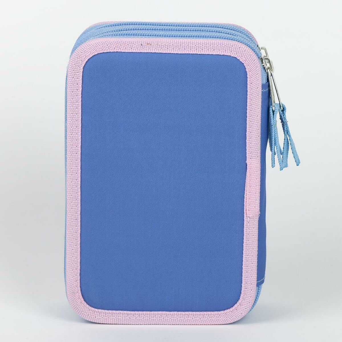 Estuche azul y rosa con cremallera y borla azul sobre fondo blanco.