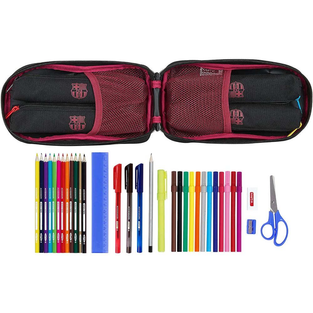 Estuche abierto con lápices de colores, bolígrafos, regla, tijeras, sacapuntas y goma.