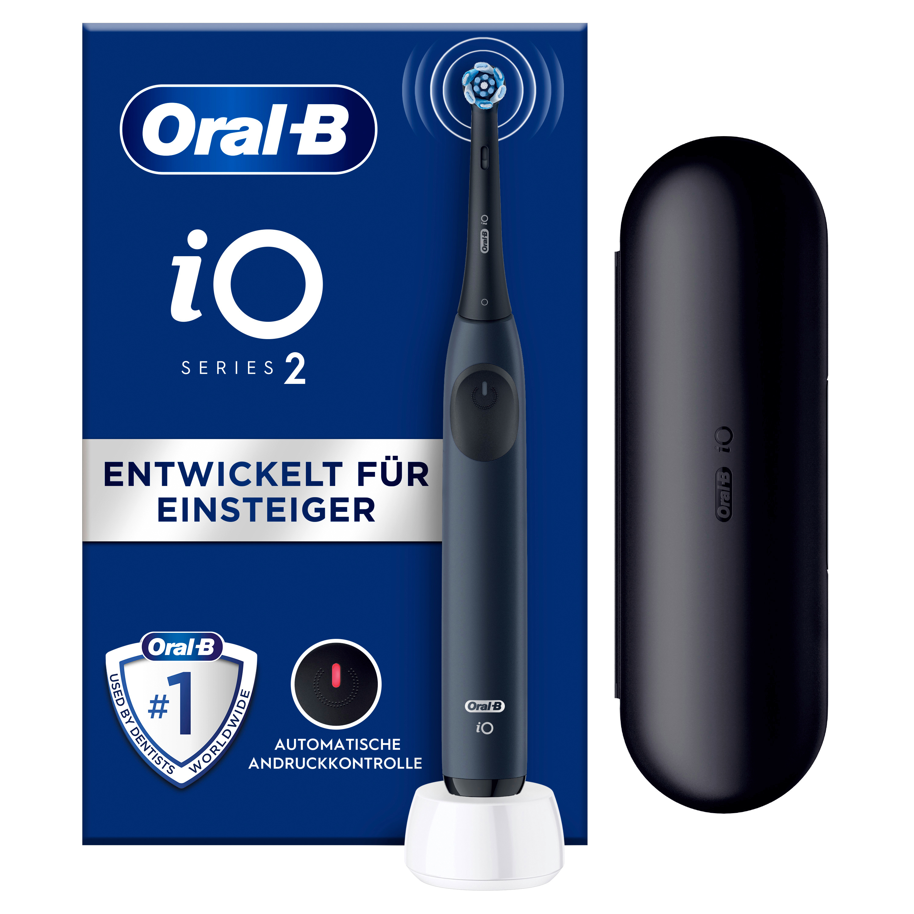 Uno spazzolino elettrico, una base di ricarica e un astuccio da viaggio su una superficie bianca. Dice Oral-B iO Series 2.