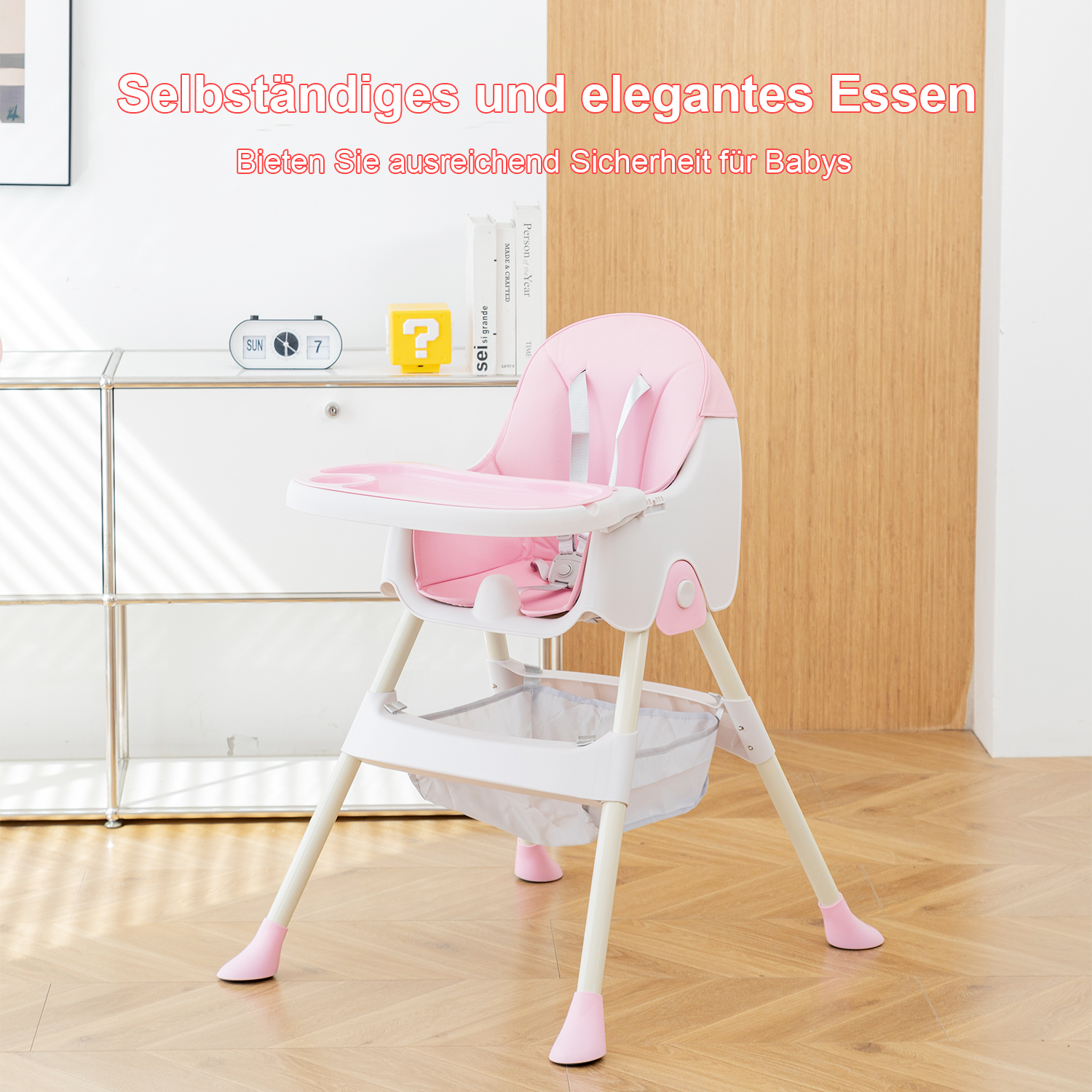 Ein rosa-weißer Hochstuhl auf Holzboden, mit Text auf Deutsch.