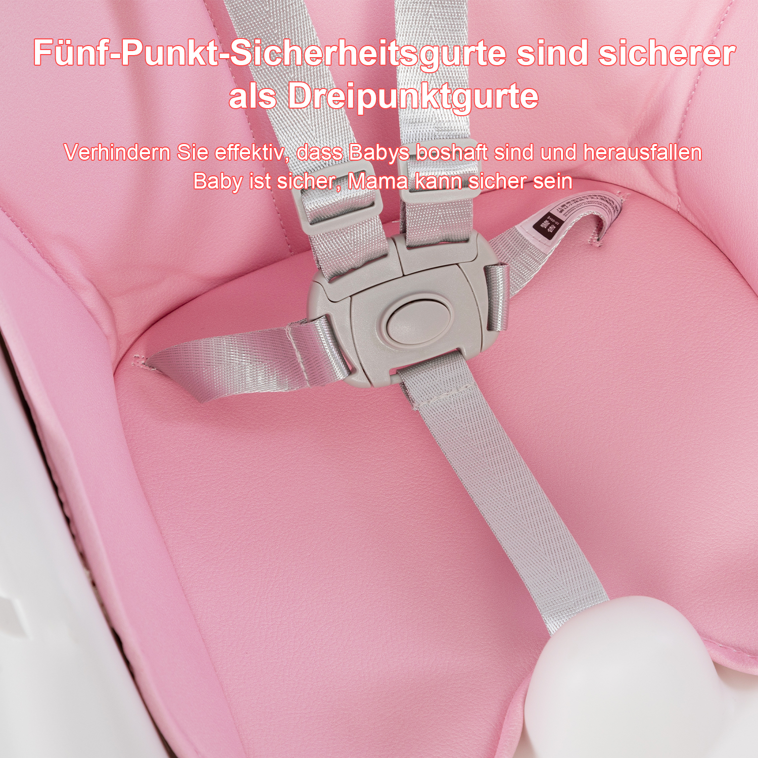 Nahaufnahme eines rosa Babysitzes mit grauen Gurten, Text besagt, dass ein Fünfpunktgurt sicherer ist als ein Dreipunktgurt.
