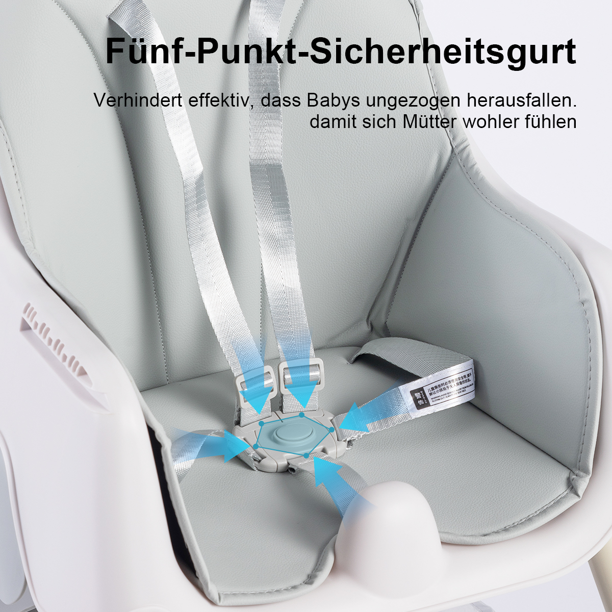 Ein Babysitz mit grauem Kissen und einem Fünf-Punkt-Sicherheitsgurt.