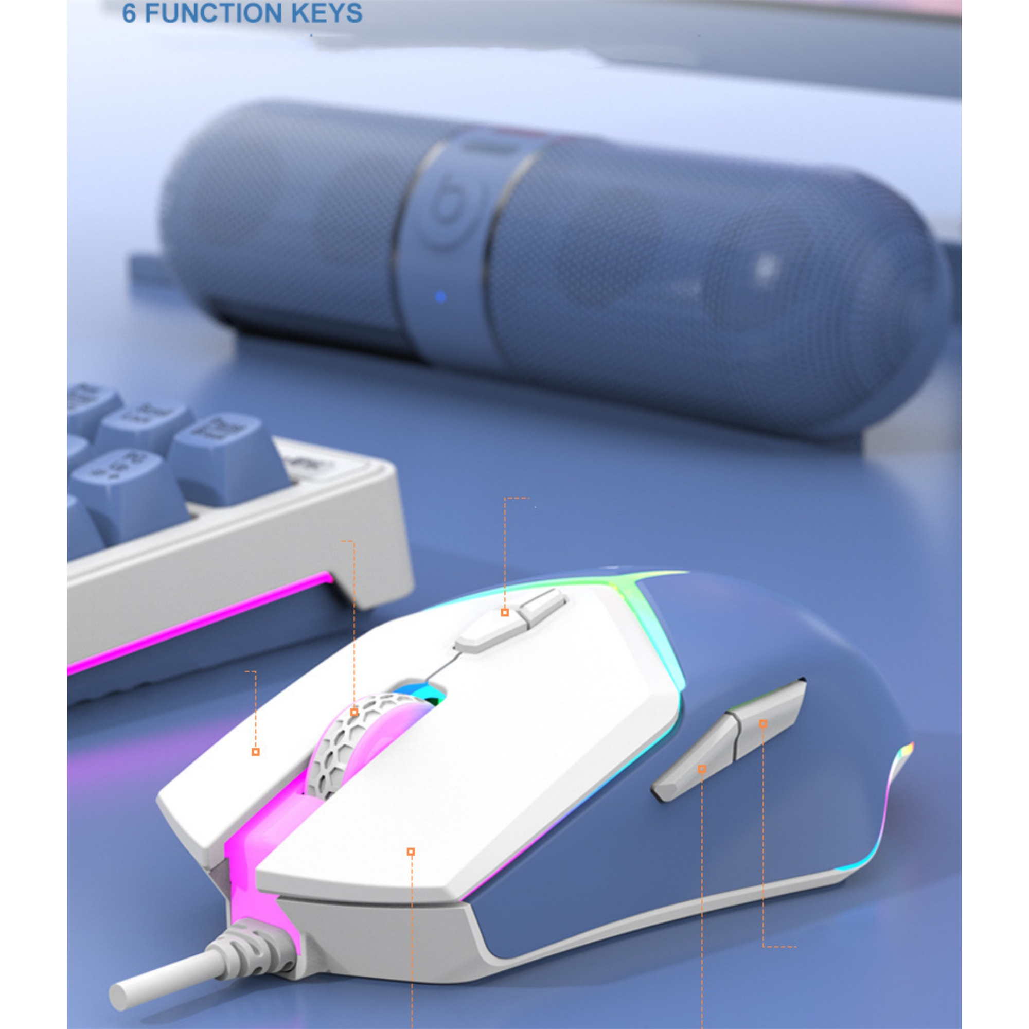 Eine blaue und weiße Gaming-Maus mit 6 Funktionstasten, neben einer Tastatur und einem blauen Lautsprecher.