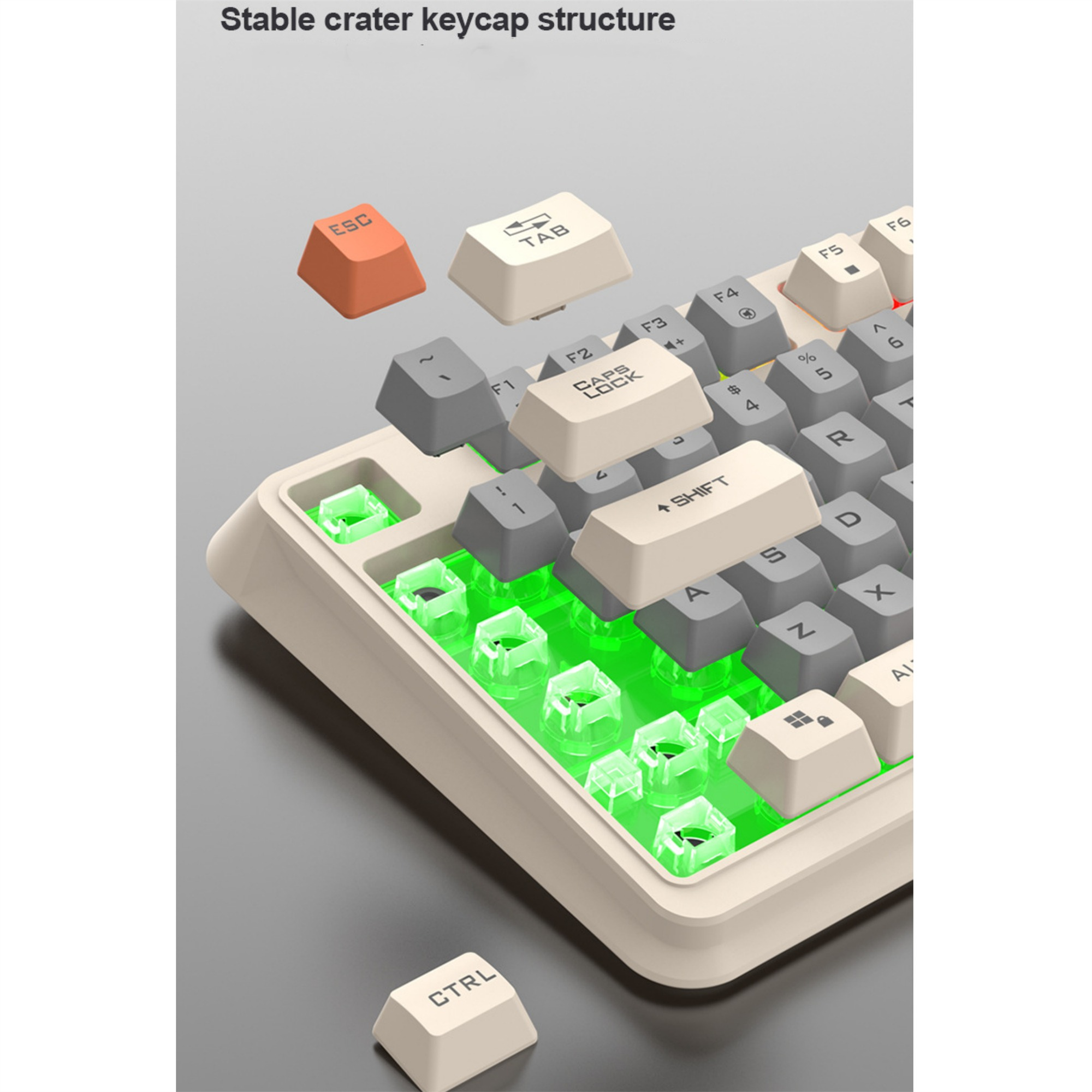 Nahaufnahme einer beigen mechanischen Tastatur mit grün beleuchteten Tasten.