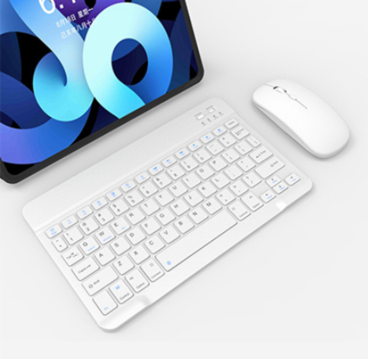 Ein weißes Tastatur- und Mausset neben einem Tablet. Das Tablet ist abgewinkelt.
