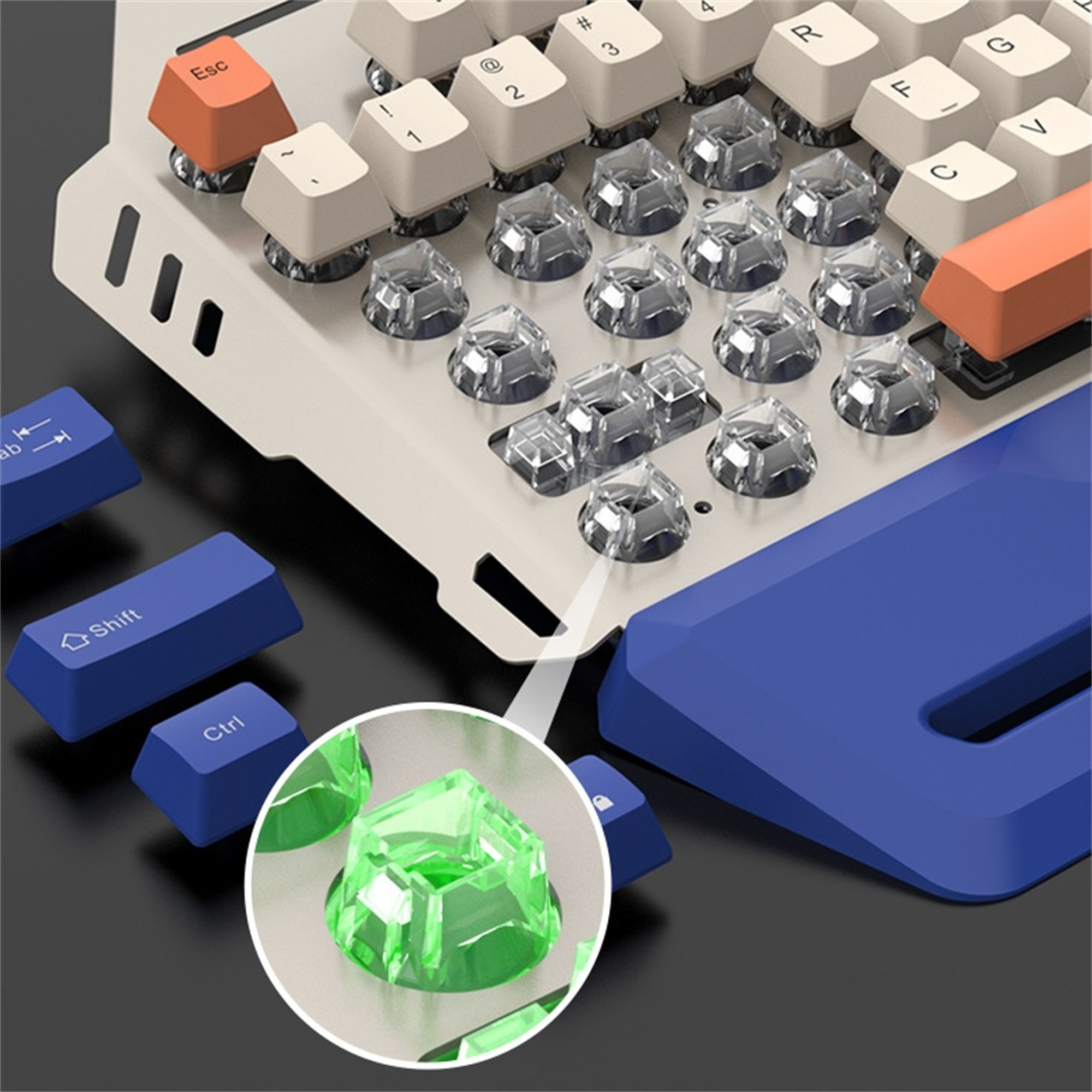 Mechanische Tastatur mit transparenten Tastenkappen. Blaue, weiße und orangefarbene Kappen.