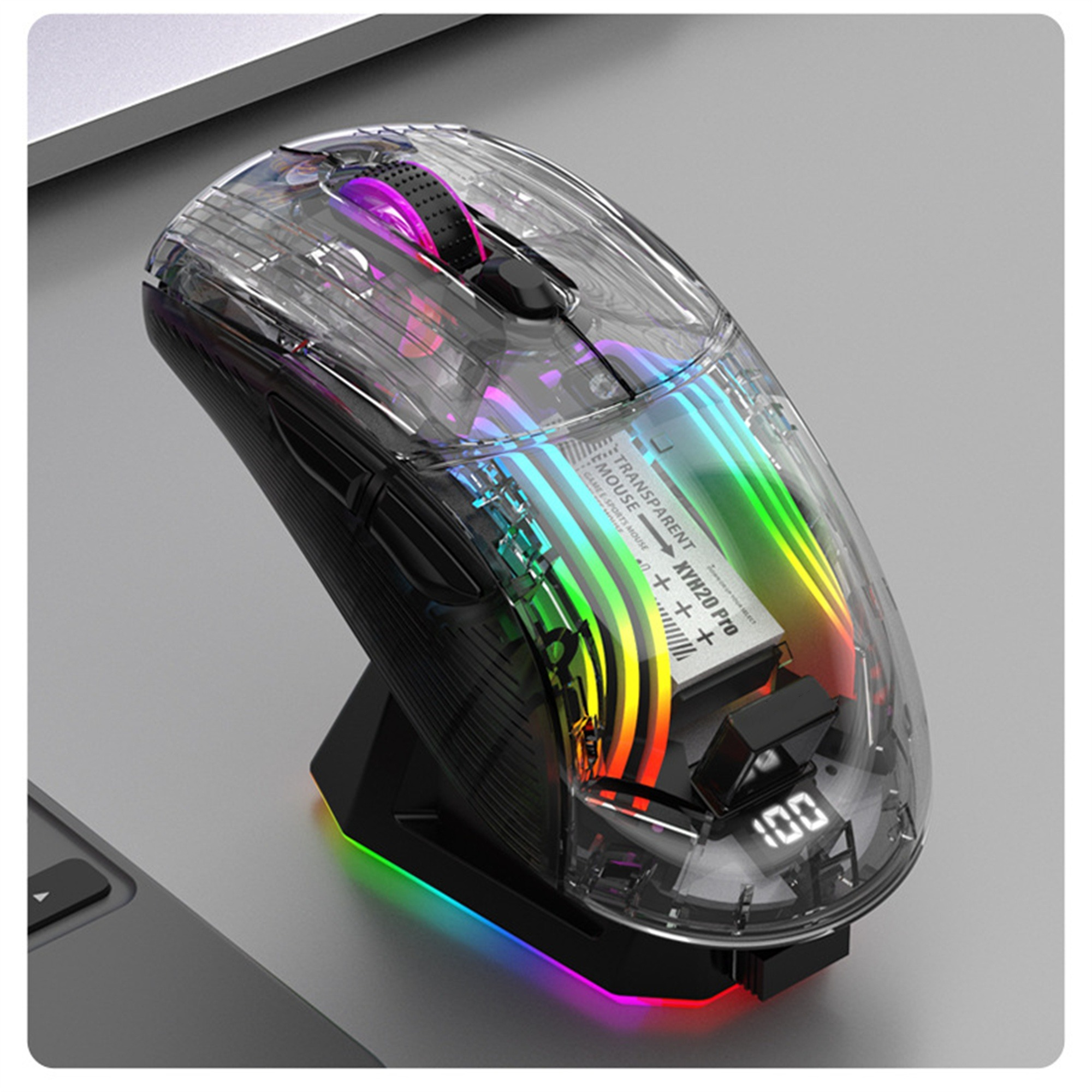Gaming-Maus auf Ladestation. Transparente Oberseite, Regenbogenlichter, 100-Anzeige.