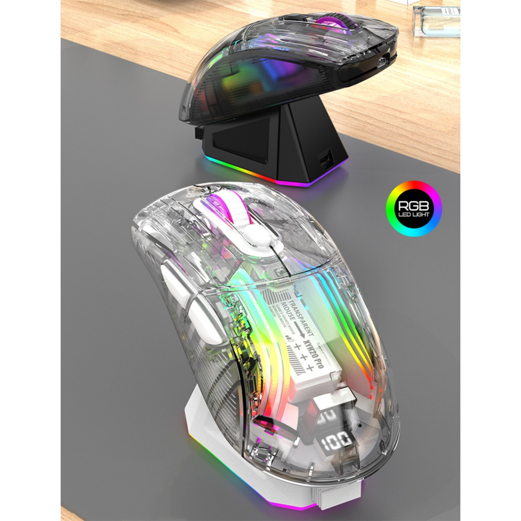 Gaming-Maus mit RGB-LED-Licht auf der Ladestation.