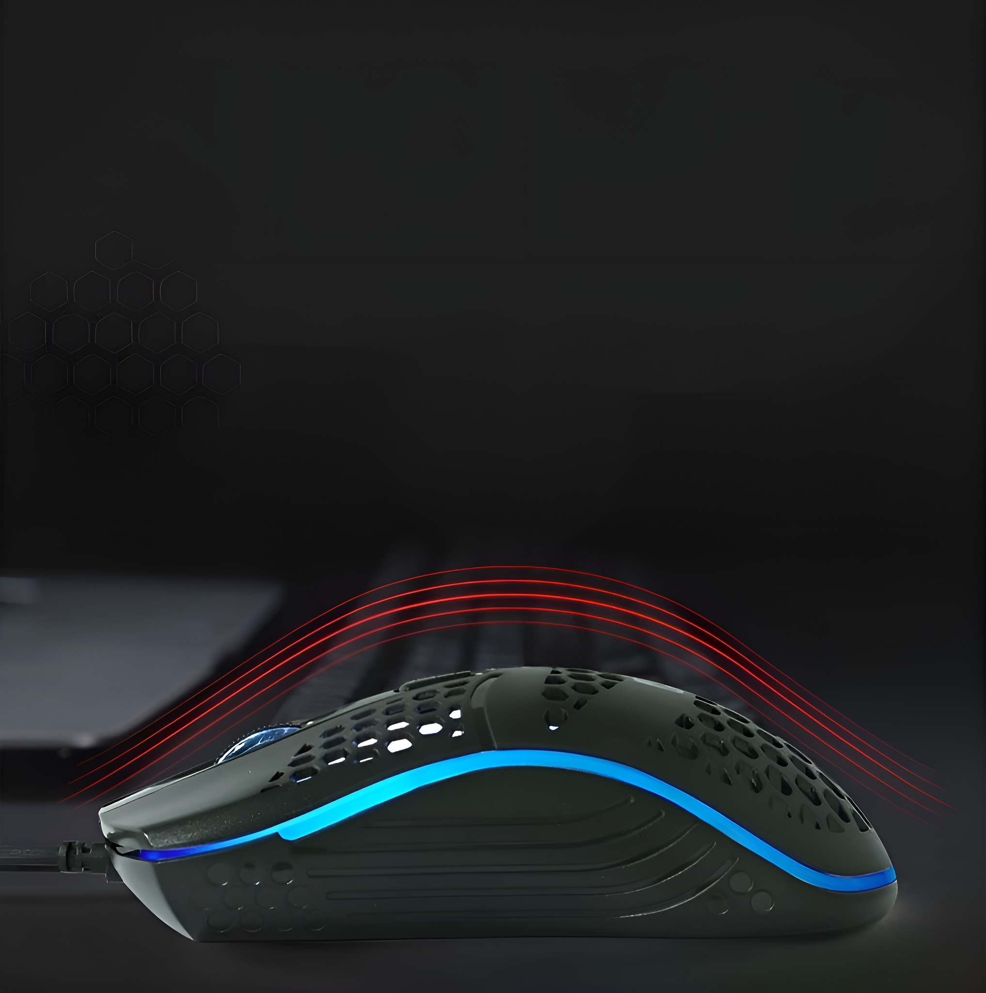 Eine schwarze Gaming-Maus mit blauen und roten Lichtern und schwarzem Hintergrund.