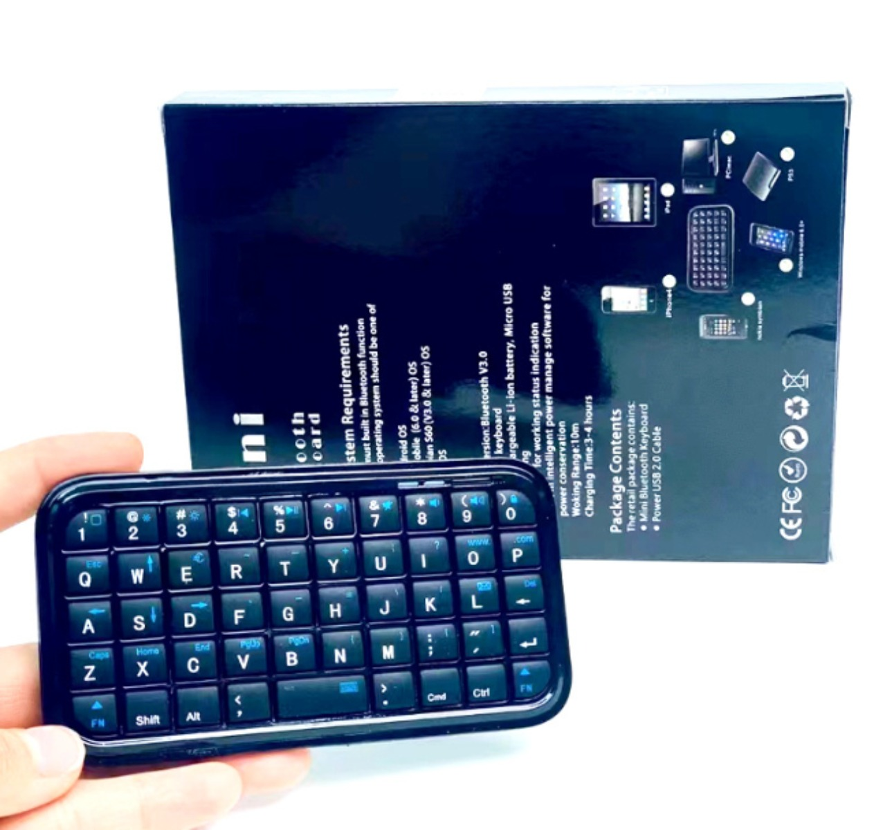 Mini-Bluetooth-Tastatur und -Box auf weißer Oberfläche. Die Tastatur hat Buchstaben und Zahlen.