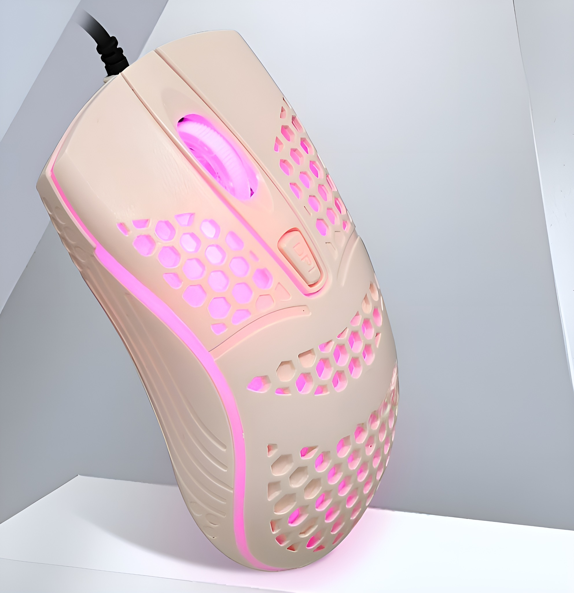 Beige Gaming-Maus mit Wabenmuster und rosa Beleuchtung. Schwarzes Kabel befestigt. Seiten- und Tasten sichtbar.