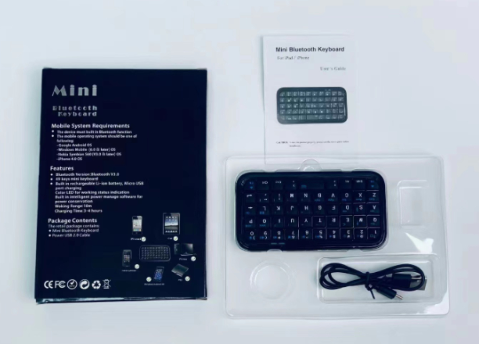 Mini-Bluetooth-Tastatur in der Verpackung. Enthält Tastatur, Kabel und Benutzerhandbuch.