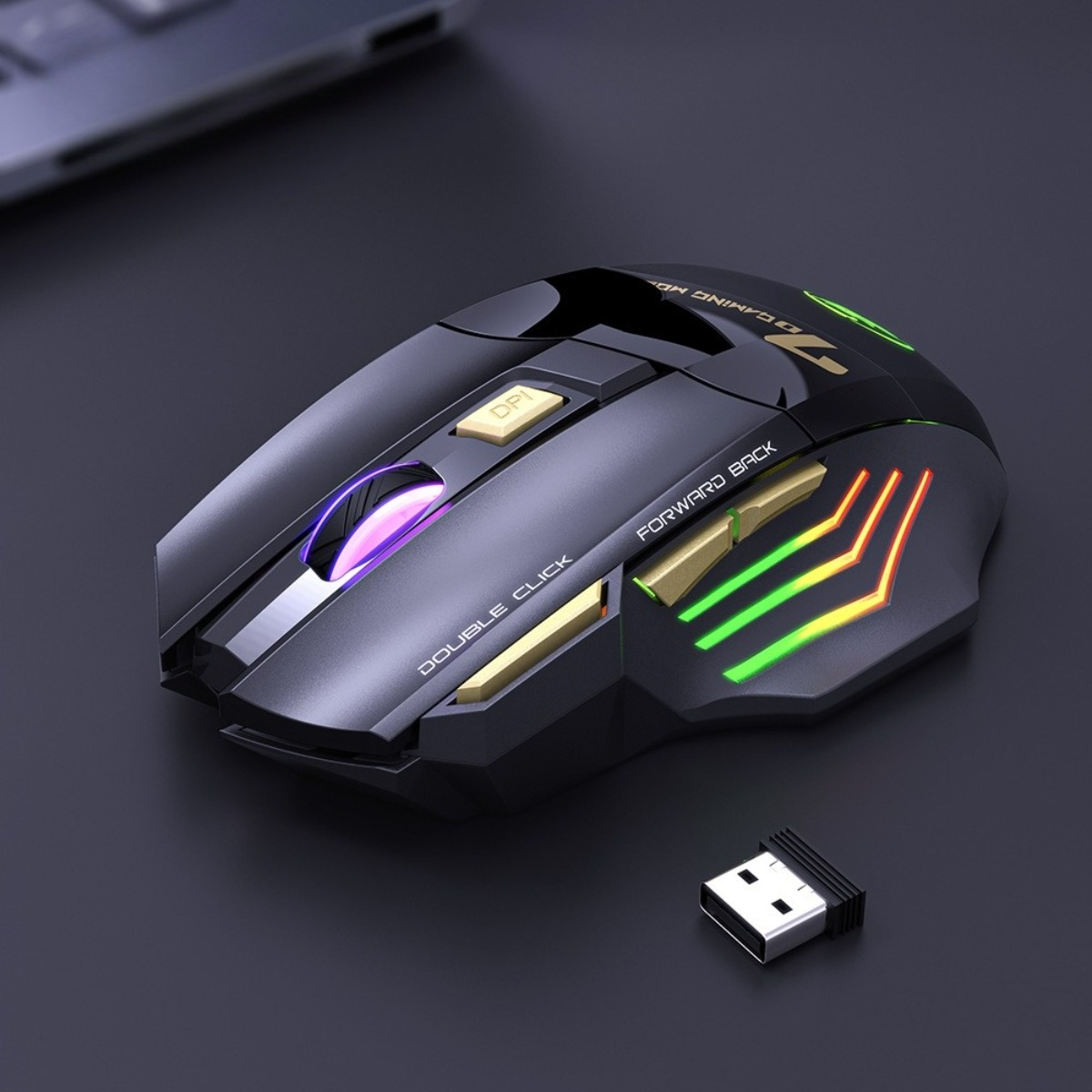 Schwarze Gaming-Maus mit bunten Lichtern, Tasten und einem USB-Empfänger auf dunkler Oberfläche.