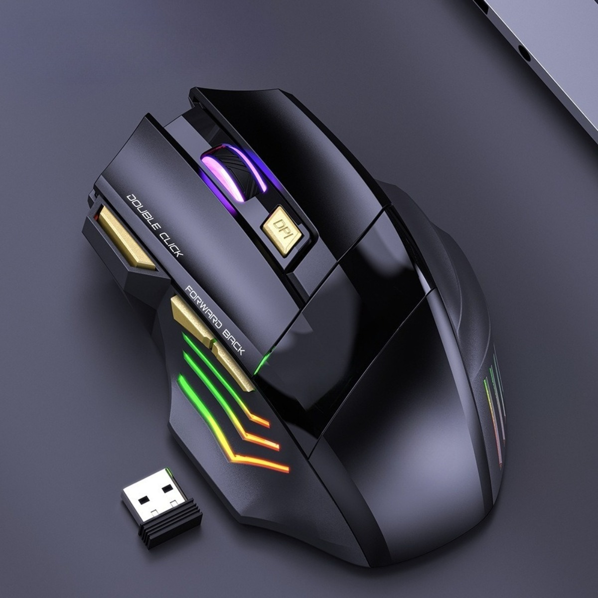 Eine schwarze Gaming-Maus mit goldenen Akzenten und farbigen Lichtern. Sie liegt auf einer dunklen Oberfläche mit einem USB-Empfänger.