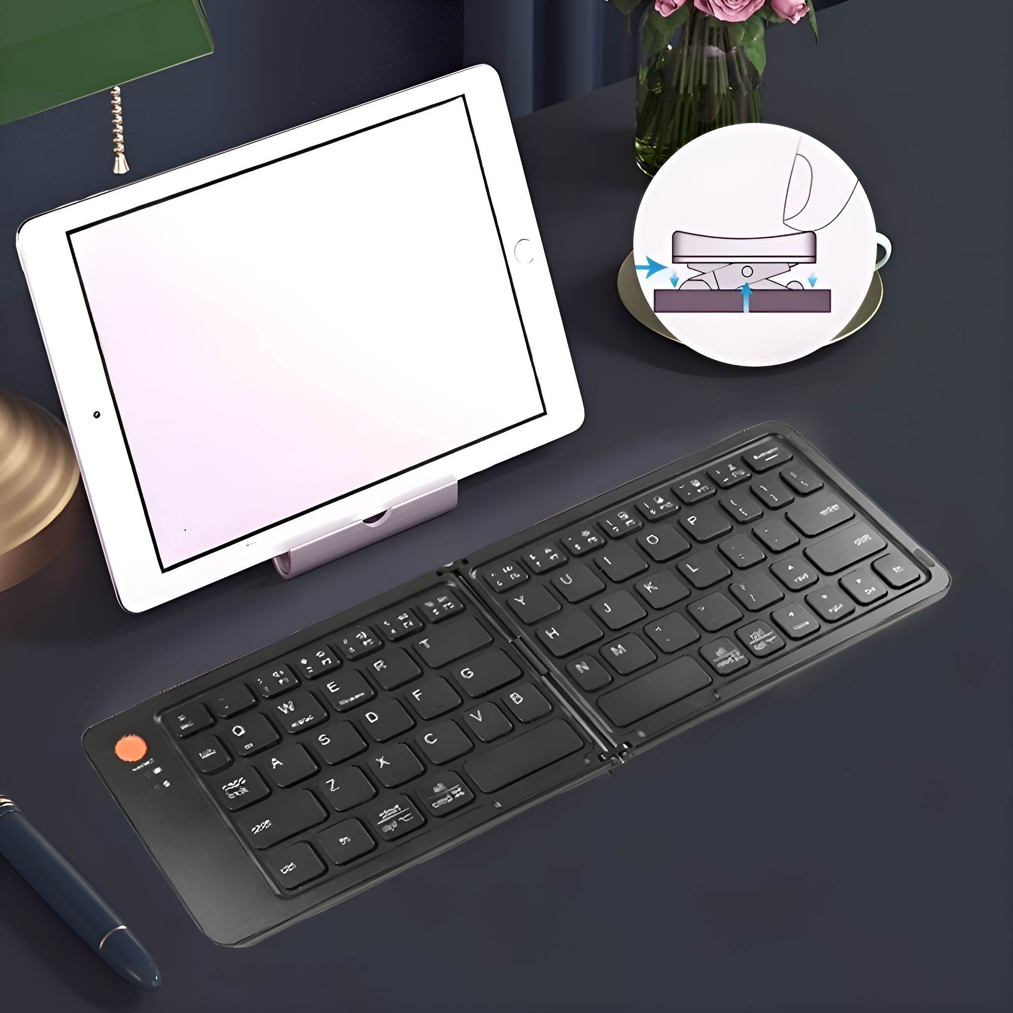 Ein Tablet mit Tastatur. Die Tastatur ist zusammengeklappt und schwarz. Das Tablet ist weiß, und ein Stift liegt auf dem Tisch.