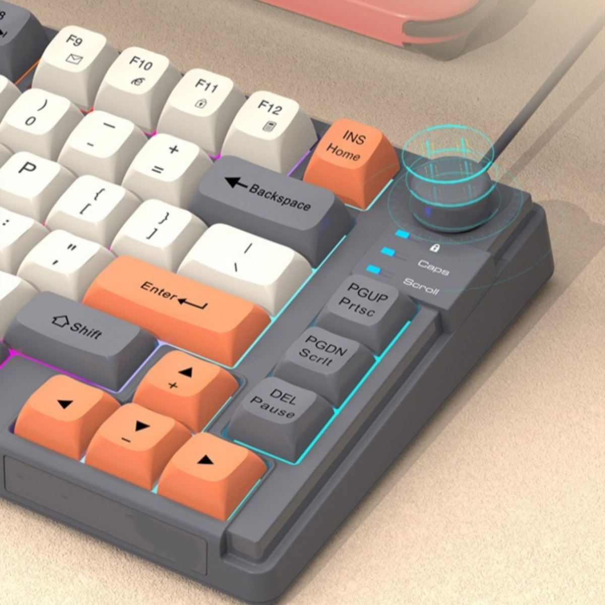 Nahaufnahme einer grauen und orangefarbenen mechanischen Tastatur mit sichtbaren Tasten.