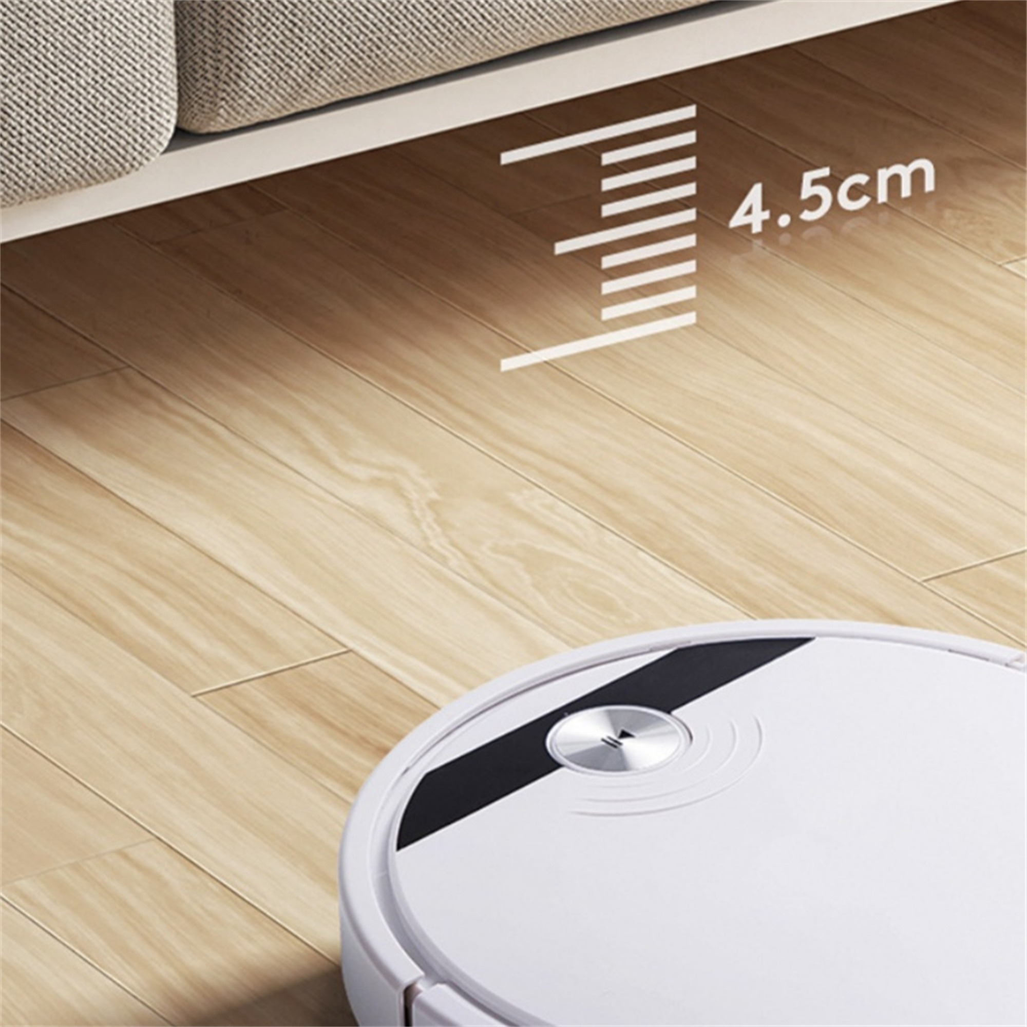 Ein weißer Roboter-Staubsauger auf Holzboden mit einer 4,5 cm-Abstandsanzeige.