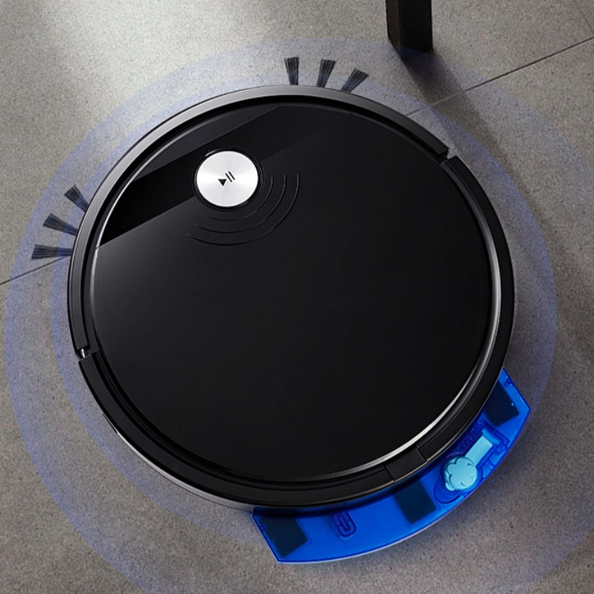 Schwarzer runder Roboter-Staubsauger auf Fliesenboden. Er hat einen blauen Wassertank.