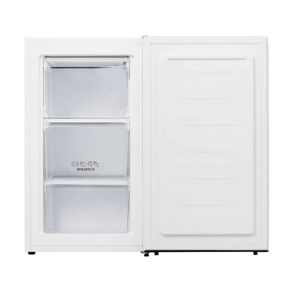 Weißer Kühlschrank mit geöffneter Tür, zeigt Regale.