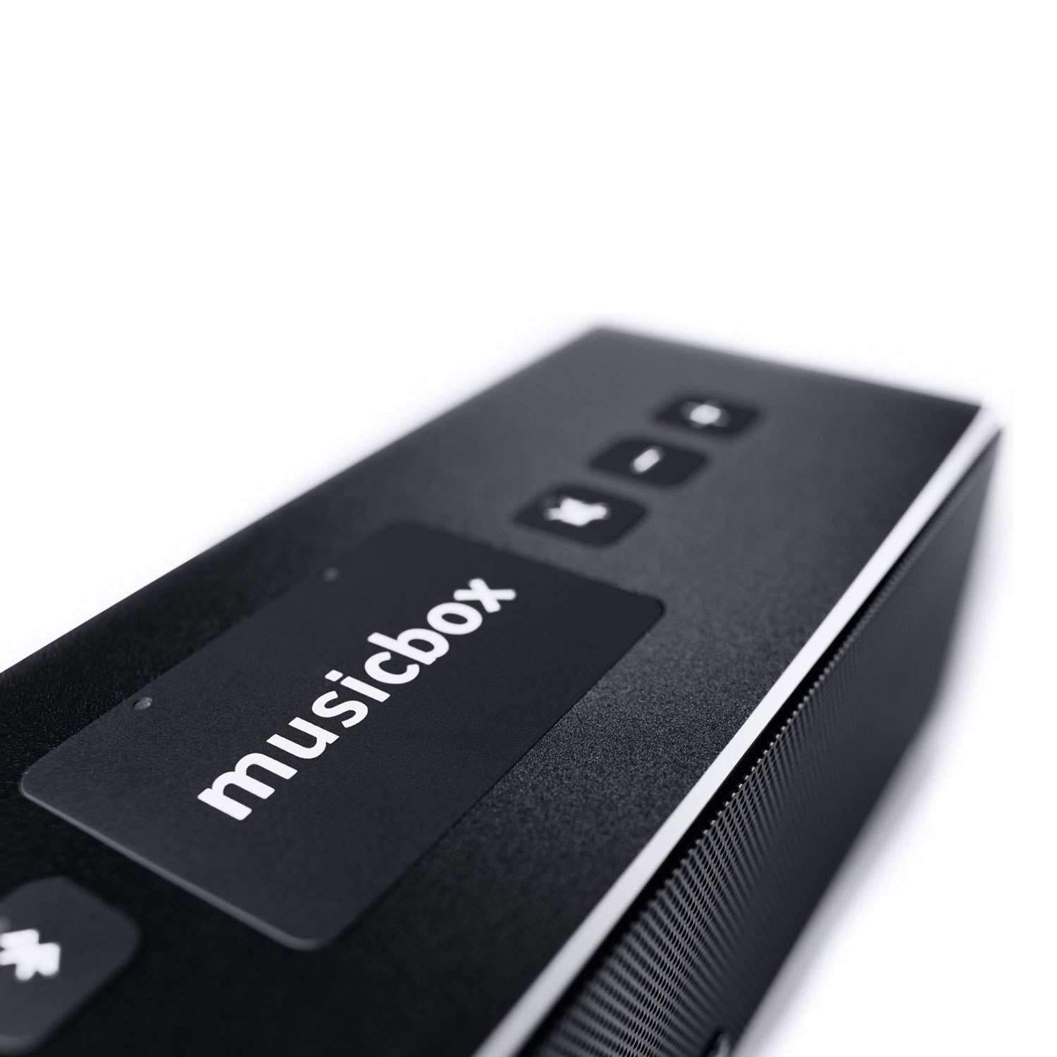 Nahaufnahme eines schwarzen Musicbox-Lautsprechers mit weißem 'musicbox'-Text. Knöpfe oben.