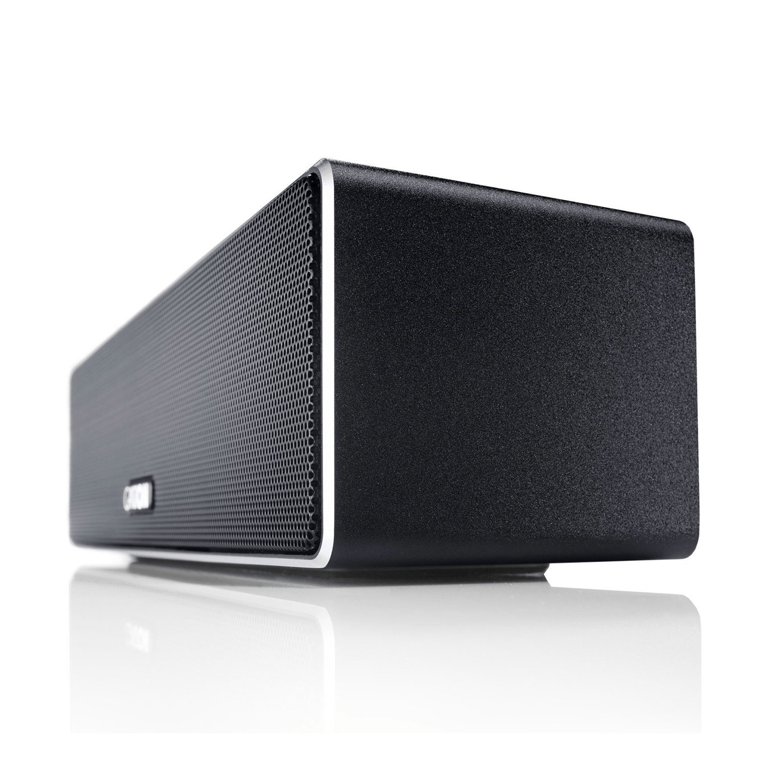 Schwarze Soundbar auf weißer Oberfläche, mit silberfarbener Zierleiste an den Kanten.