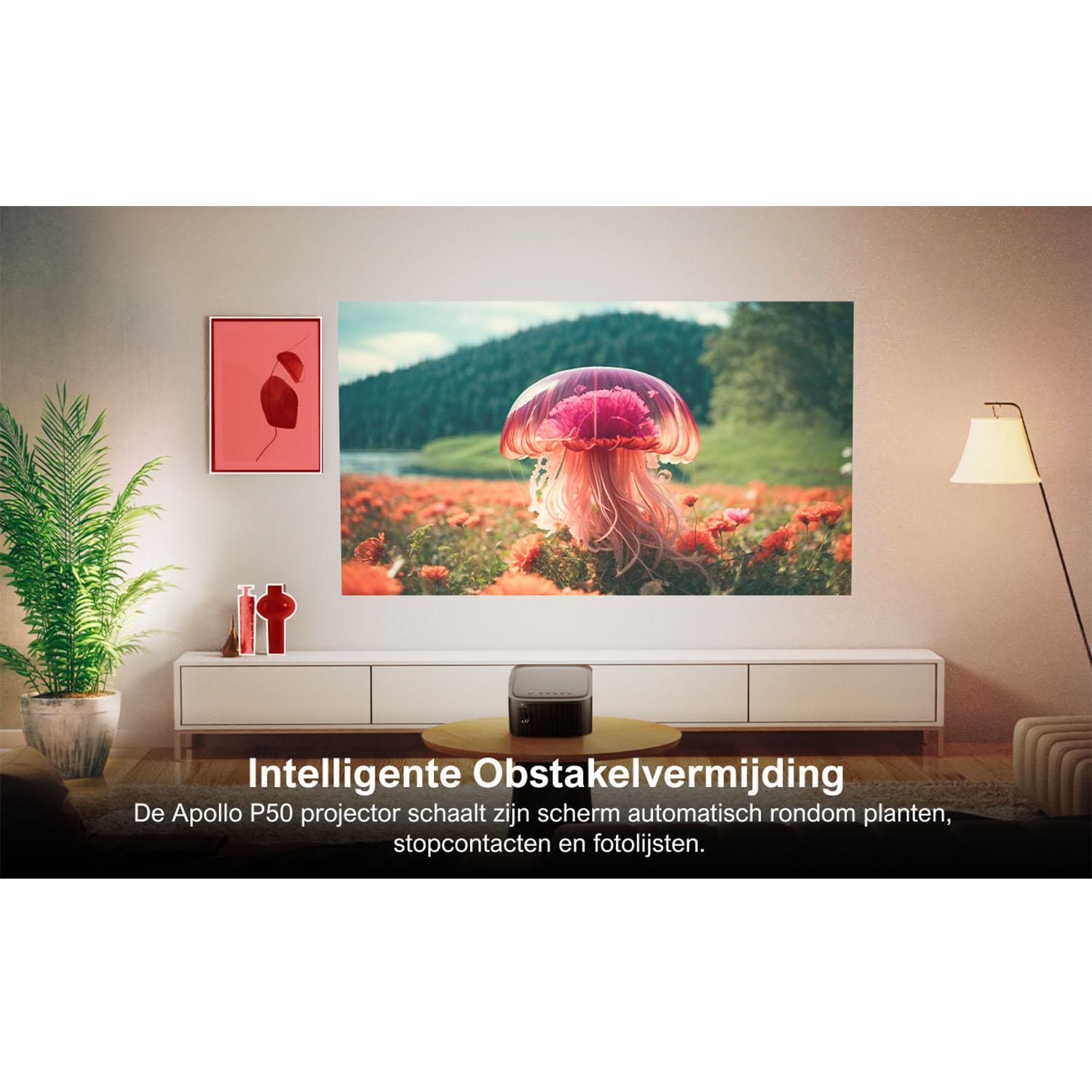 Un projecteur est sur une table projetant une image de méduse sur le mur.