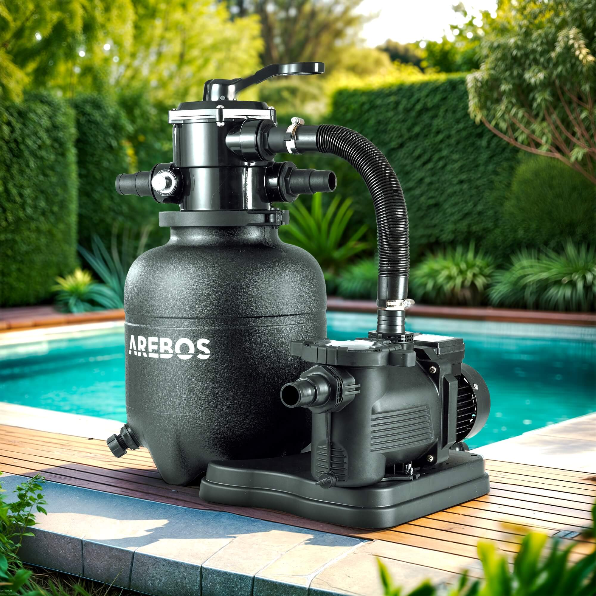 Ein schwarzes Poolfilter- und Pumpensystem mit Rohren und Schläuchen. Im Hintergrund befindet sich ein Pool.