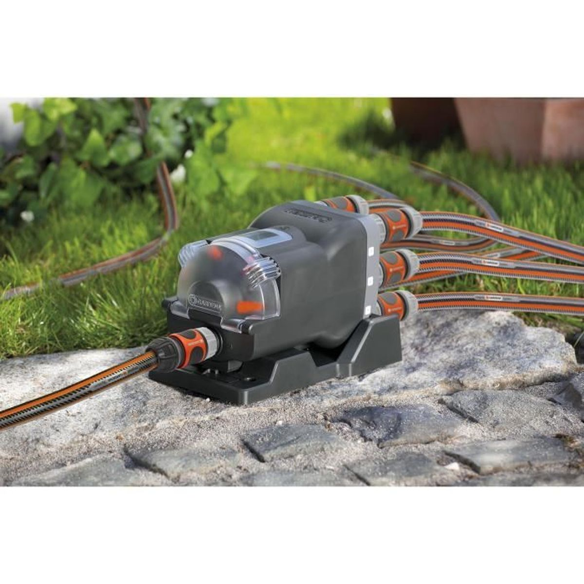 Ein schwarzer und grauer Garten-Wassertimer mit mehreren Schlauchanschlüssen.