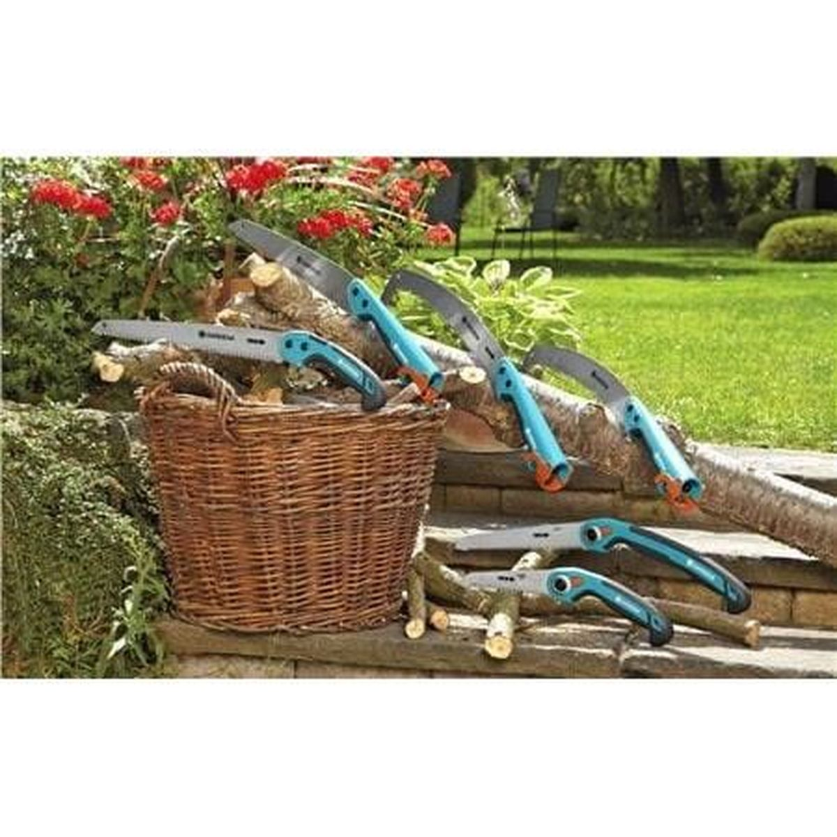 Ein Korb mit mehreren blauen und tealfarbenen Handsägen auf einer Steinoberfläche im Garten.