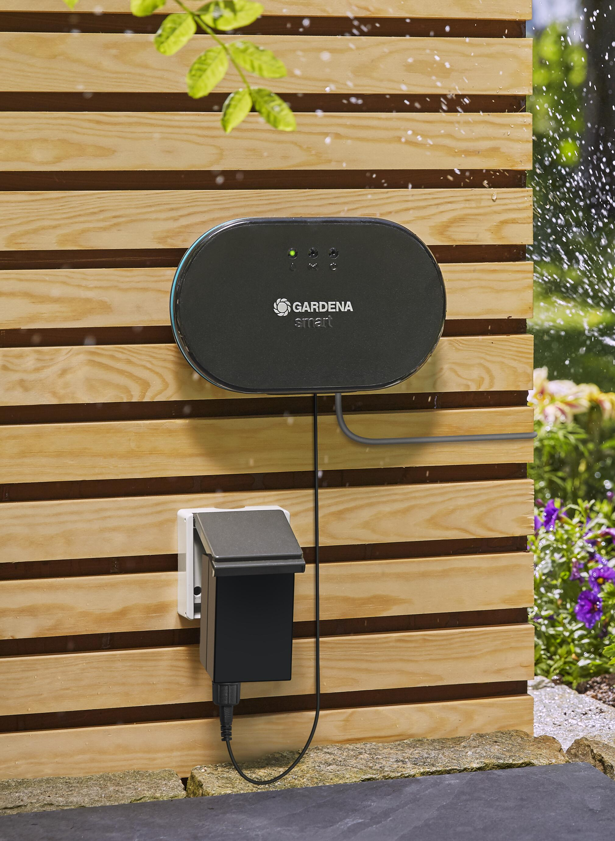 Ein Smart-Home-Gerät an einer Holzwand.