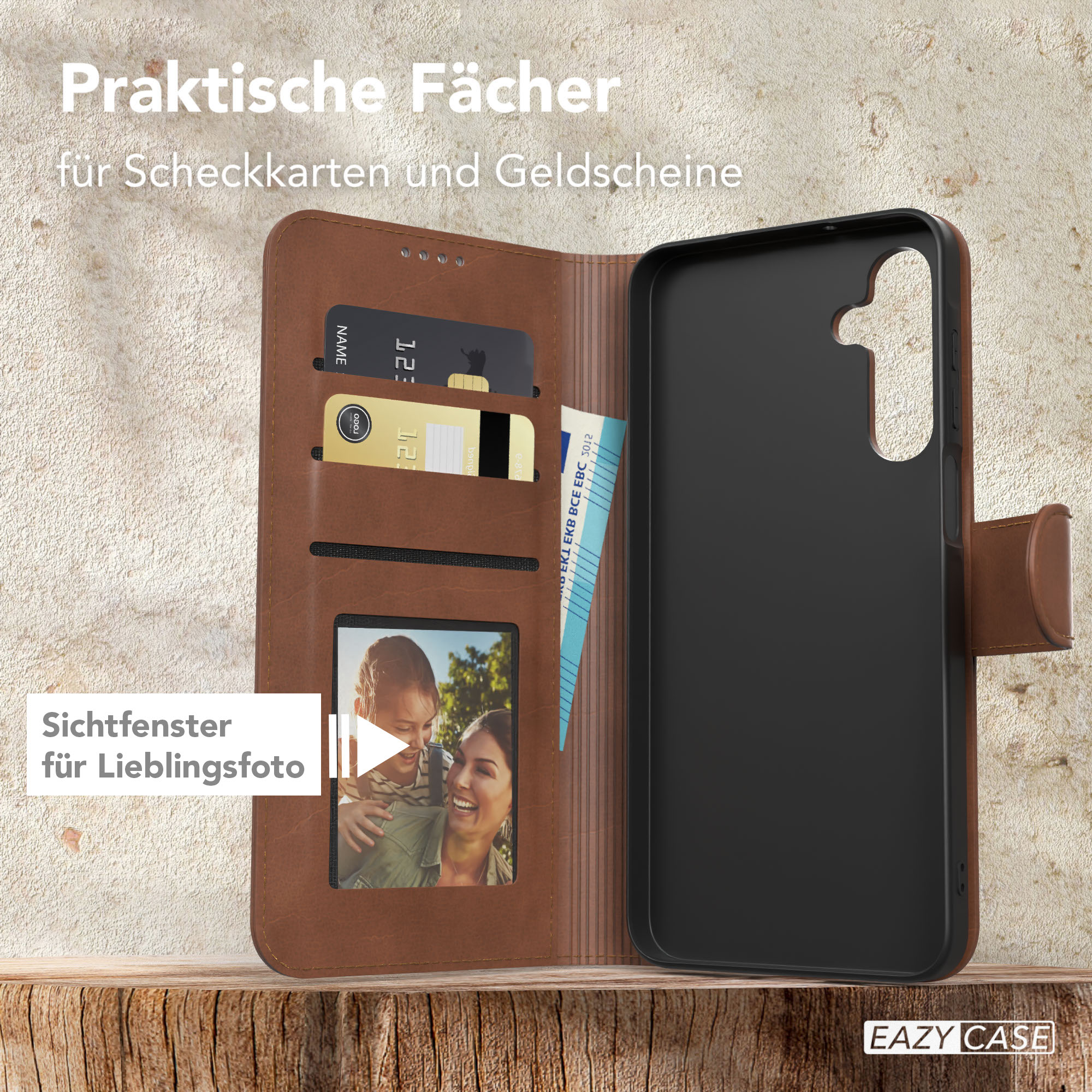 Geöffnete braune Handyhülle mit Karten, Geld und einem Foto. Text auf Deutsch.